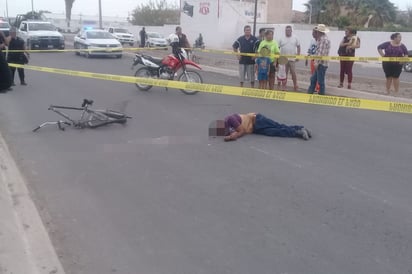 El cuerpo del ciclista yace en el asfalto ante la mirada de curiosos y extraños. (EL SIGLO DE TORREÓN)