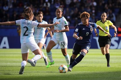 La mediocampista argentina Agustina Barroso (i) disputa una pelota ante la japonesa Yuika Sugasawa (d) en el partido de ayer. (EFE)