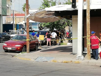 Socorristas de la Cruz Roja acudieron al lugar y trasladaron a la persona a la clínica 16 del IMSS. (EL SIGLO DE TORREÓN)