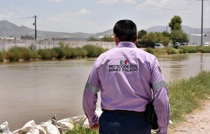 Gómez Vizcarra señaló que el mayor nivel de agua se aprecia en un tramo de 200 metros del canal a la altura de dicha colonia, de ahí que algunos vecinos hayan externado su preocupación. (EL SIGLO DE TORREÓN)
