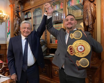 El presidente de México, Andrés Manuel López Obrador (i) junto a Andy Ruiz en el Palacio Nacional.