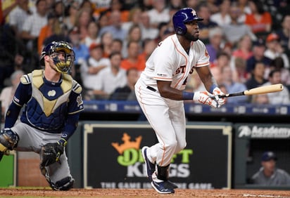 Yordan Álvarez conectó un jonrón de dos carreras en la quinta entrada, en la victoria de los Astros 10-8 sobre Cerveceros. (AP)