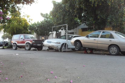 Se quejan las condiciones en la vía pública que ocasiona un taller mecánico. (EL SIGLO DE TORREÓN)