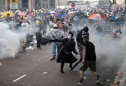 Se vieron forzados a abandonar la sede del Consejo Legislativo después de que la policía empleara pelotas y gases lacrimógenos contra ellos. (EFE)