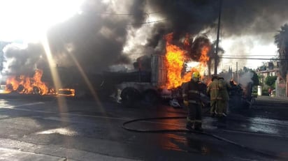 El gobierno del estado confirmó que al momento se tiene el reporte de cinco personas fallecidas y 21 lesionados, por el accidente registrado esta mañana en la Carretera Federal México-Cuautla. (EFE)