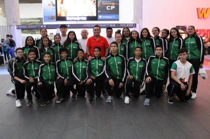 El equipo conformado por 26 taekwondoínes, y que son estudiantes de primaria y secundaria, viajaron con la ilusión de continuar desarrollando su nivel técnico, y además se fueron contentos de vivir una experiencia en el país donde nació el taekwondo. (EL SIGLO DE TORREÓN)
