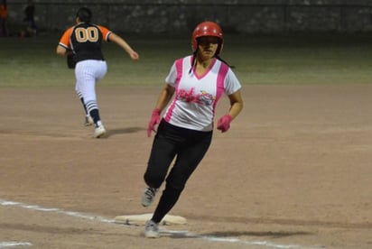 Las damas laguneras brindan estupendos juegos en los campos de la Unidad Deportiva Torreón, sede de esta liga municipal. (ESPECIAL)