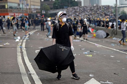 Manifestantes se congregaron en sede del Consejo Legislativo. (EFE)