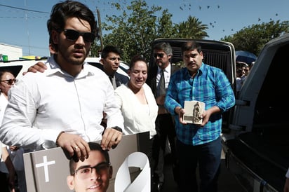 Al grito de '¡Norberto, Norberto!', las personas que formaban la valla humana se iban sumando al cortejo que llegó hasta la entrada del templo, donde Norelia pudo abrazar a cientos de personas que se congregaron para acompañarla en su duelo. (NOTIMEX)
