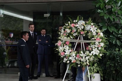 El cuerpo de la actriz llegó alrededor de las 14:00 horas a la capilla del Panteón Francés, sin embargo, la seguridad del lugar ha impedido que la prensa se acerque al lugar.

(NOTIMEX)