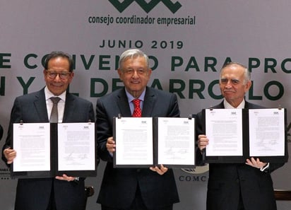 López Obrador señaló que su Gobierno facilitará y promoverá las inversiones y vigilará que no haya obstáculos para que se lleve a la práctica el Estado de derecho, que se respeten las leyes y que no se permita la impunidad.
