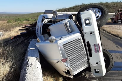 Tráiler termina volcado en las Curvas de Vizcarra de Cuencamé, el trafico se vio obstaculizado por espacio de dos horas. (EL SIGLO DE TORREÓN)