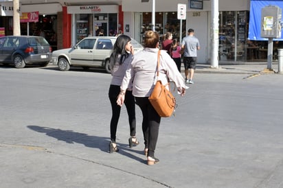 Se recomienda no exponerse directamente al sol en estos días calurosos. Hay que protegerse con ropa clara. (EL SIGLO DE TORREÓN)