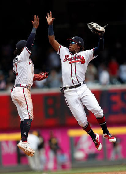 Ozzie Albies (i) y Ronald Acuña Jr. celebran la victoria del equipo. (AP)