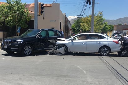 En el accidente no se reportaron personas lesionadas, aunque los daños materiales en los vehículos fueron cuantiosos. (EL SIGLO DE TORREÓN)