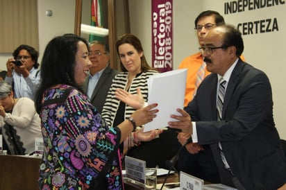 El Consejo General del Instituto Estatal Electoral de Baja California realizó la entrega de constancia de mayoría, la tarde de ayer, a la Planilla de Munícipes del Ayuntamiento de Mexicali por la coalición 'Juntos Haremos Historia en Baja California', encabezada por la C. Marina del Pilar Ávila Olmeda. (TWITTER)