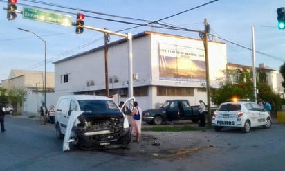 La unidad fue impactada en su costado medio izquierdo por una camioneta tipo van de color blanco que circulaba por la calle Enrique Treviño y que era tripulada por una persona de nombre Francisco Javier. (EL SIGLO DE TORREÓN)
