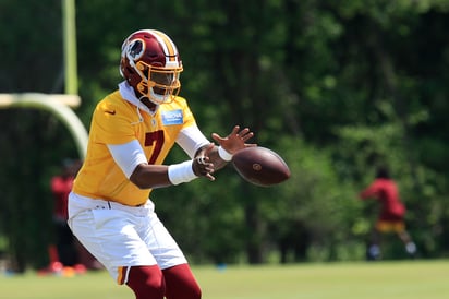 Dwayne Haskins Jr. durante una práctica con los Pieles Rojas de Washington previo al arranque de la pretemporada de la NFL.