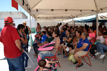 Pacientes esperan valoración médica en la Jornada de Cirugías Reconstructivas Gratuitas.