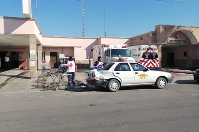 Menor ingresa a Cruz Roja tras derrapar en su moto.