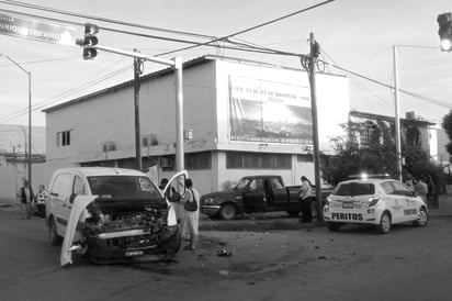 Paramédicos de la Cruz Roja atendieron al joven lesionado en el accidente, ocurrido en la zona Centro de Torreón.