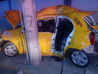 A la altura del campo militar, el conductor giró a su derecha para cambiar de carril y se impactó contra un automóvil Nissan March de la base Radio Taxis Amarillos que circulaba en la misma orientación. (EL SIGLO DE TORREÓN)
