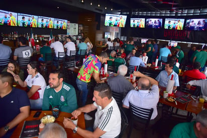 Este domingo, los hijos suelen invitar a los padres a comer a algún restaurante, mientras que los más organizan comidas y reuniones sociales en las casas. (ARCHIVO)