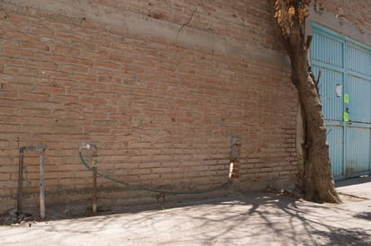 Y aparte de que se arrancó la obra sin licencia de construcción se están robando el agua que usan. (EL SIGLO DE TORREÓN)