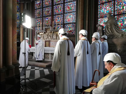 A la ceremonia, en la que participó un veterano maestro cantor, asistieron unas 30 personas, en su mayoría sacerdotes y canónigos de la catedral.