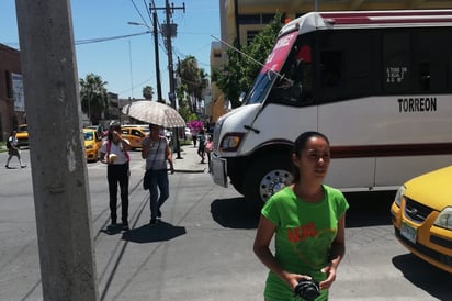 En un recorrido, se pudieron apreciar algunas prácticas que ponen en riesgo a los usuarios. (CUAUHTÉMOC TORRES)