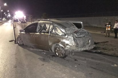 La camioneta familiar se impactó contra la barda del aeropuerto y después de dar varios giros terminó en medio de la vialidad. (EL SIGLO DE TORREÓN)