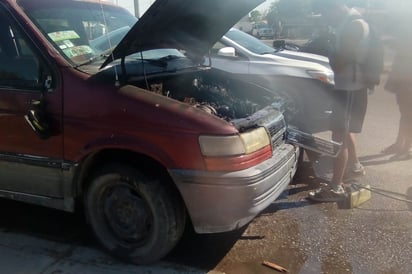 Fuego termina con el motor de una camioneta, en calles de Gómez Palacio, las autoridades no reportaron lesionados. (EL SIGLO DE TORREÓN)