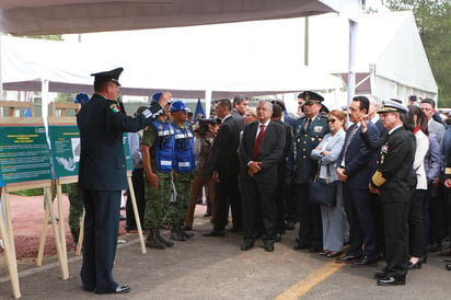 El pasado 14 de junio, el Presidente de la República dijo en conferencia de prensa que los amparos en los que se ha ordenado la paralización temporal de la construcción del aeropuerto de Santa Lucía fueron tramitados por sus adversarios a quienes exhibirá 'para que los mexicanos sepan quiénes son y cuáles son sus intereses'. (ARCHIVO)