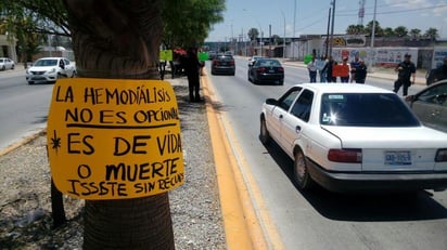 Familiares de pacientes que temen que la terapia de hemodiálisis se suspenda en el ISSSTE de Gómez Palacio, se encuentran plantados sobre la carretera Gómez Palacio - Ciudad Juárez reduciendo a un carril con dirección al centro de la ciudad, en donde esperan el paso del presidente Andrés Manuel López Obrador. (EL SIGLO DE TORREÓN)


