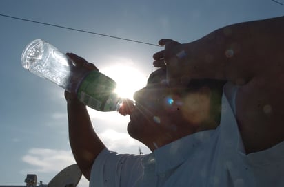 El Instituto Mexicano del Seguro Social dice que el café y las bebidas alcohólicas no se consideran bebidas hidratantes. (ARCHIVO)