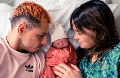 El delantero subió una foto junto a su esposa e hijo.