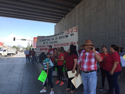 En varios grupos, los maestros de la sección 44 del SNTE se plantaron en espera del presidente Andrés Manuel López Obrador. (EL SIGLO DE TORREÓN/GUADALUPE MIRANDA) 