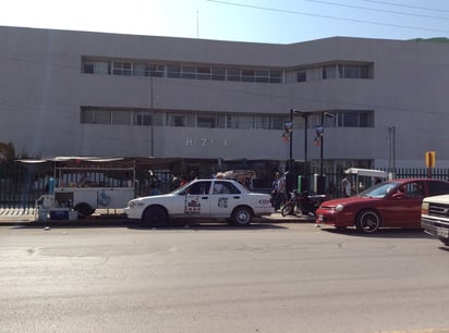 Joven motociclista ingresa a la Clínica 46 del IMSS luego de sufrir accidente; el conductor de una camioneta lo impactó. (EL SIGLO DE TORREÓN)