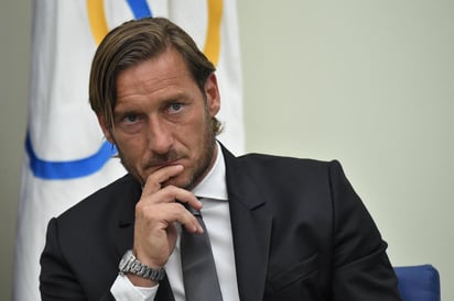 Totti defendió en todo momento su amor por el Roma, expresó el deseo de que el club se ponga siempre en el centro y reconoció, con su habitual lenguaje directo, que prefería 'morir' antes de vivir un día como el de este lunes. (EFE)