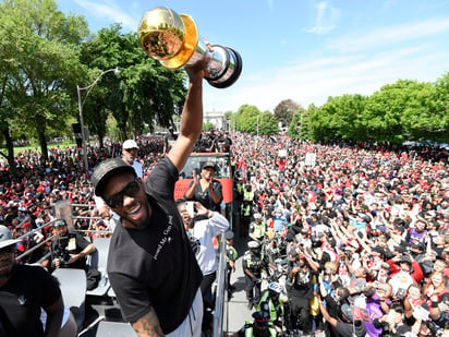 Desde la madrugada de hoy, centenares de personas han acampado en la plaza Nathan Phillips Square, donde se ha instalado un escenario en el que se situarán los integrantes de los Toronto Raptors. (AP)