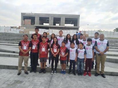 Los estudiantes que obtuvieron la medalla de plata, ganan su lugar para asistir a un entrenamiento selectivo para la Competencia Internacional de Matemáticas. (EL SIGLO)