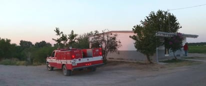 Bomberos a bordo de la unidad 18 se trasladaron hasta el ejido para ayudar en las labores de rescate. (EL SIGLO DE TORREÓN)