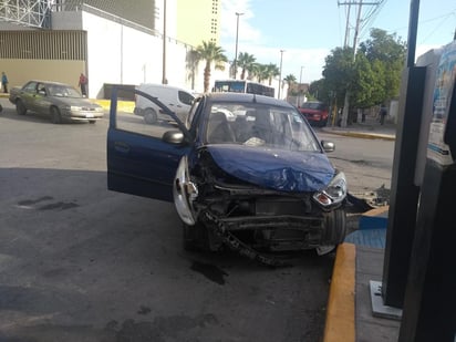 el vehículo compacto resultó con daños considerables de la parte frontal y el conductor con lesiones leves. (EL SIGLO DE TORREÓN)