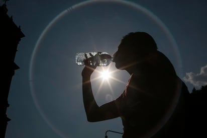 Efrén Encinas Torres, secretario de Salud, dijo que hasta el momento se tienen registrados doce casos de afectaciones por altas temperaturas, las cuales han oscilado entre los 38 y 39 grados, en la mayor parte del territorio sinaloense. (ARCHIVO)