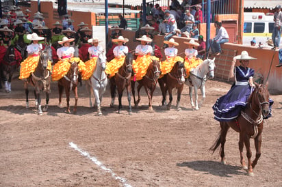 La gracia, pericia y elegancia de las mujeres a caballo, se hará presente en el lienzo charro del 11 - 40, durante el fin de semana. (ARCHIVO)