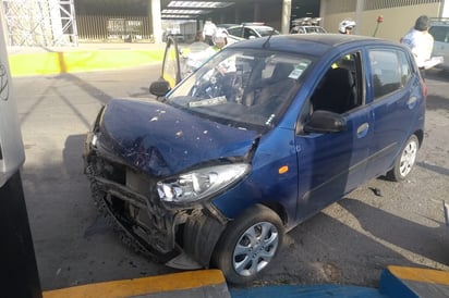 El vehículo compacto resultó con daños considerables en la parte frontal tras chocar con camioneta tipo Van. (EL SIGLO DE TORREÓN)