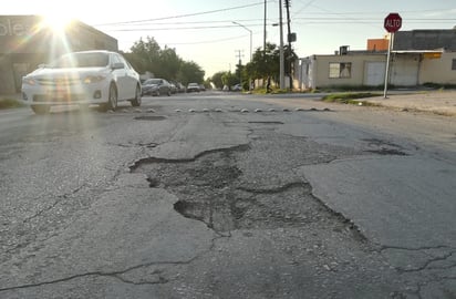 Primero de la serie de baches ubicado entre la calle 21 y 20 de la avenida Morelos. (FERNANDO GONZÁLEZ)