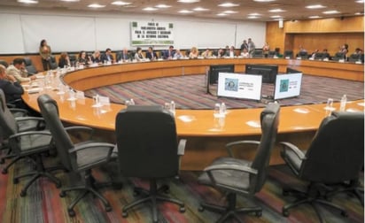 En el Foro para la Reforma Electoral y del Estado, que se realizó en la Cámara de Diputados, magistrados y consejeros se opusieron a la desaparición de los órganos y tribunales estatales. (EL UNIVERSAL)