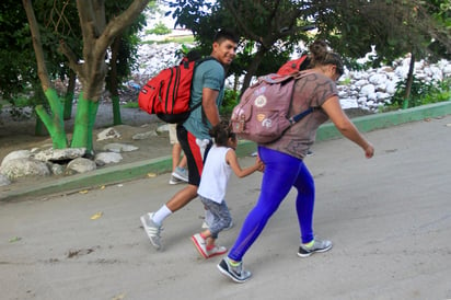 Los presidentes de México y de El Salvador, Andrés Manuel López Obrador y Nayib Bukele, se reunirán este jueves para tratar el tema de la protección a los migrantes, especialmente los niños, reveló este miércoles el mandatario mexicano. (ARCHIVO)