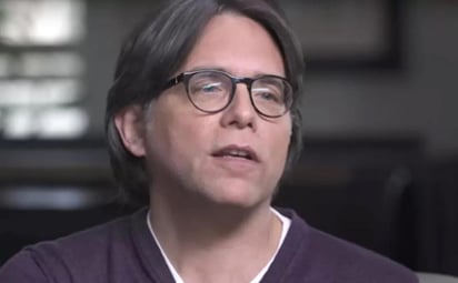 Keith Raniere se presentaba como gurú que podía ayudar a mejorar la vida de las personas y dirigía una organización delictiva que explotaba sexualmente a las mujeres. (ESPECIAL)